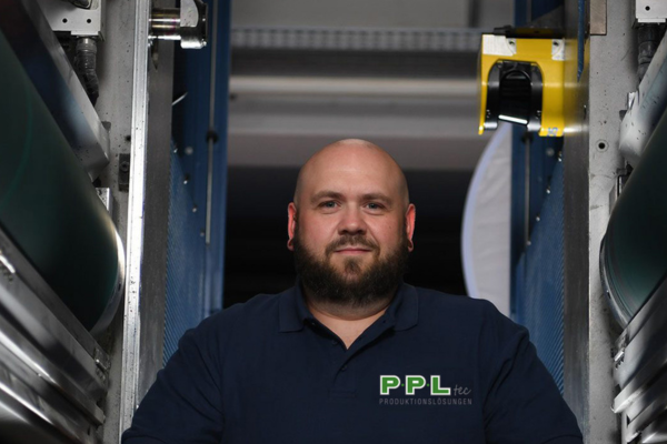 Das Foto zeigt einen Mitarbeiter der PPLtec GmbH